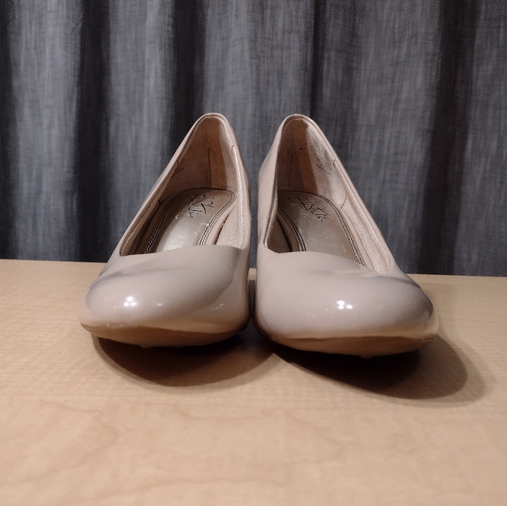 Classic Women's Patent Mid-Heel Pumps in Nude - Picture 6 of 13